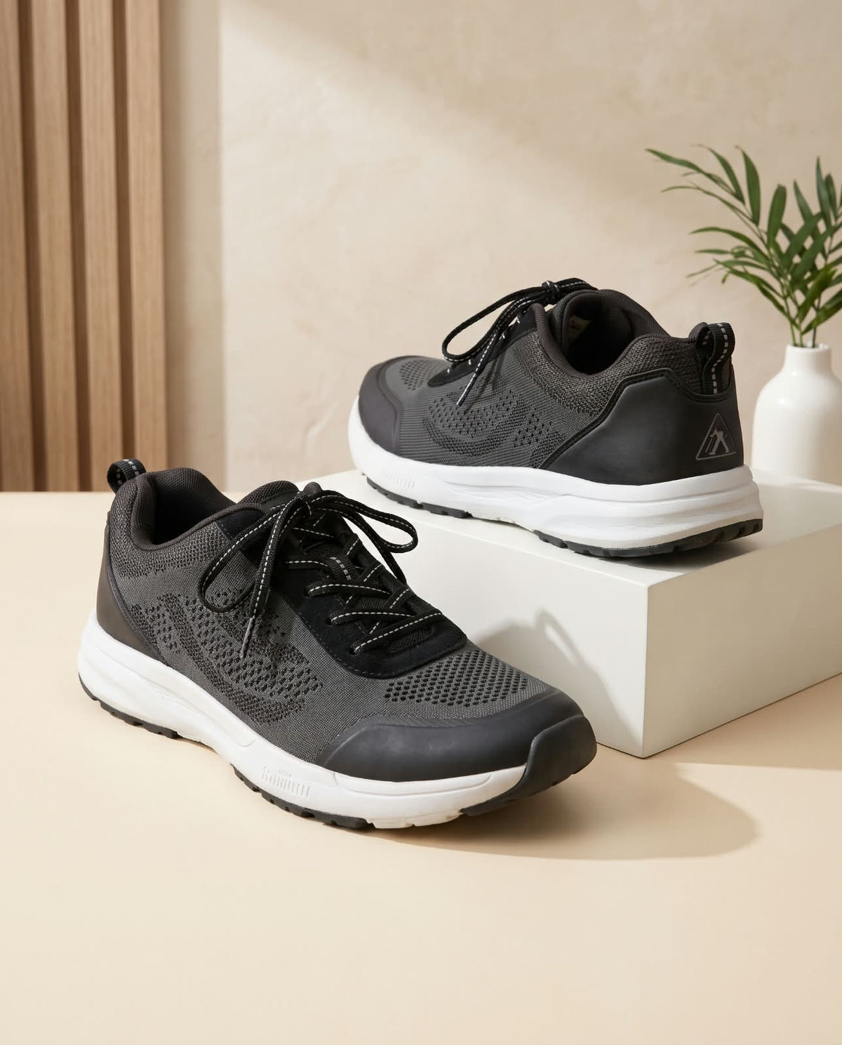 (Skechers / Athletic & Walking Low-Top Shoes – Charcoal Grey & Black